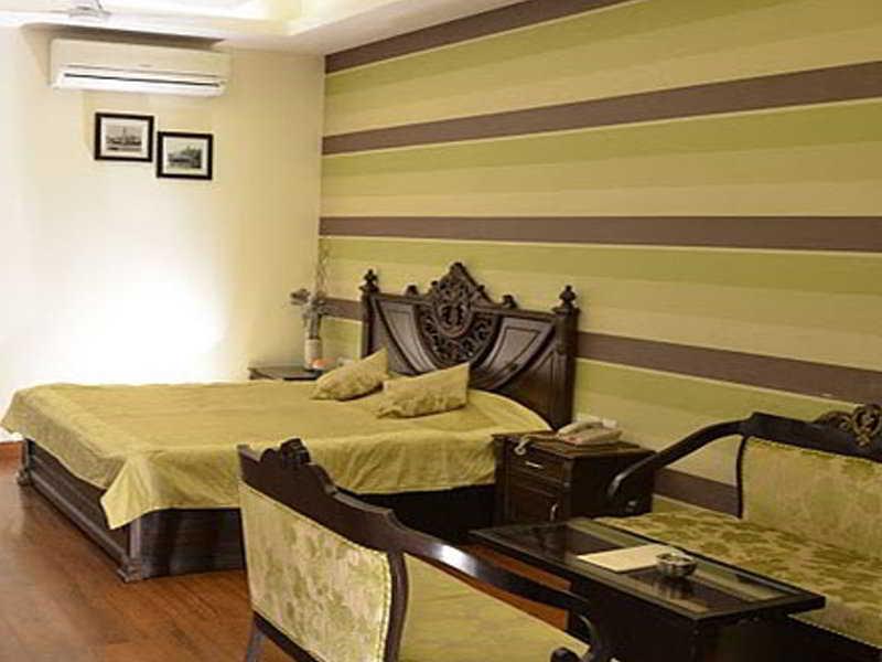 Clark Heights 3*