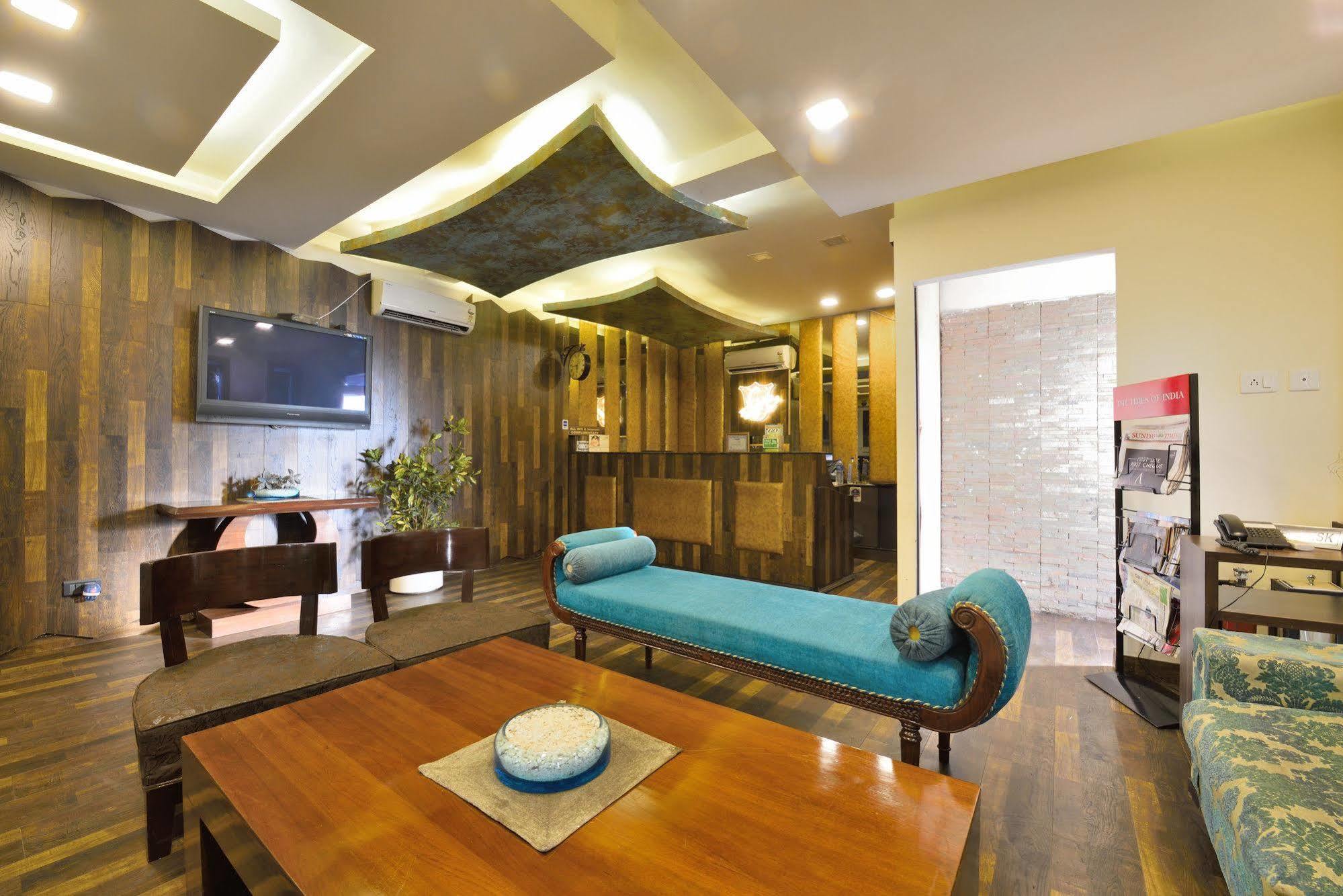 Hotel Clark Heights 3*